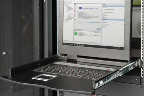 Konsola 17 LCD z touchpad KVM 8 portów 1U komplet kabli (8xDS-19231) klawiatura US